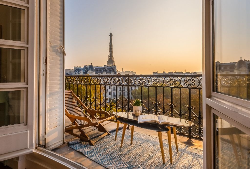 Paris,Balcony,With,Splendid,View,On,Eiffel,Tower,At,Sunset