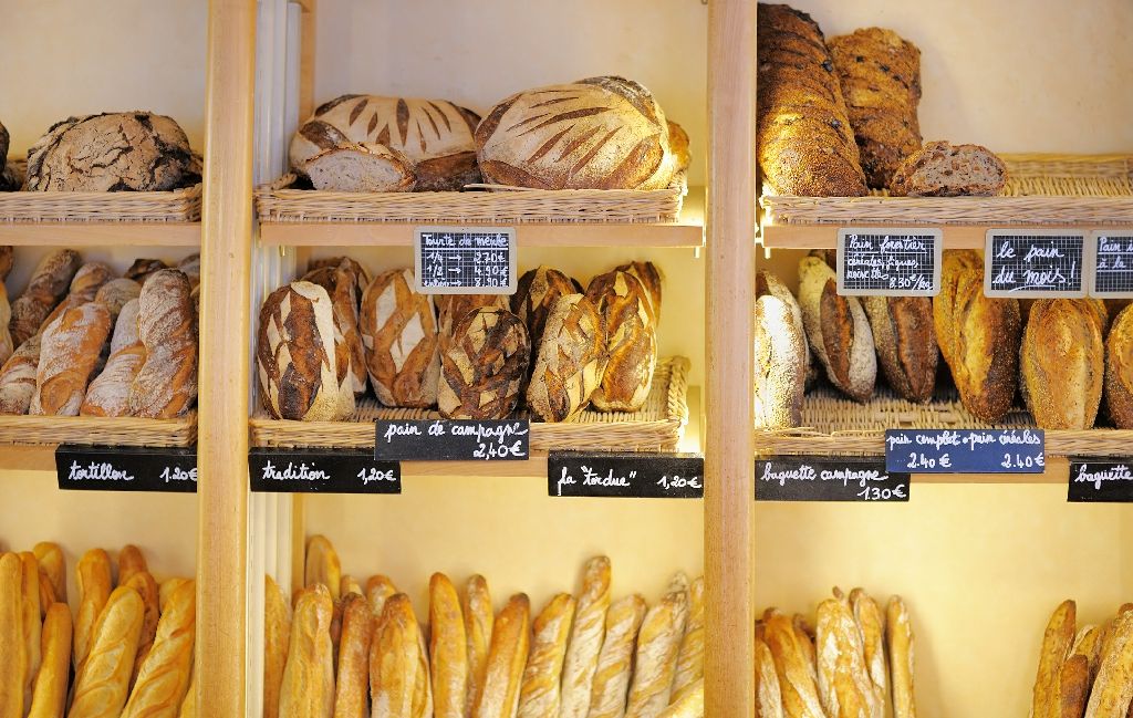 Freshly,Baked,Gourmet,Breads,For,Sale,In,French,Bakery