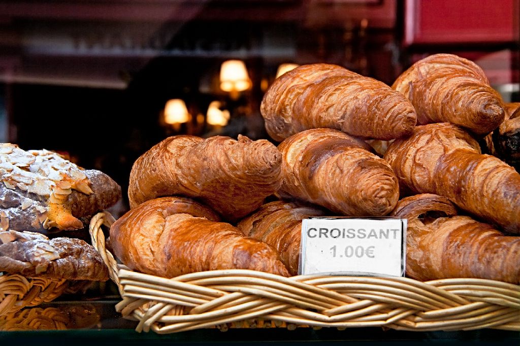Croissant,-,This,Is,The,Daily,Breakfast,In,Paris.,Latin