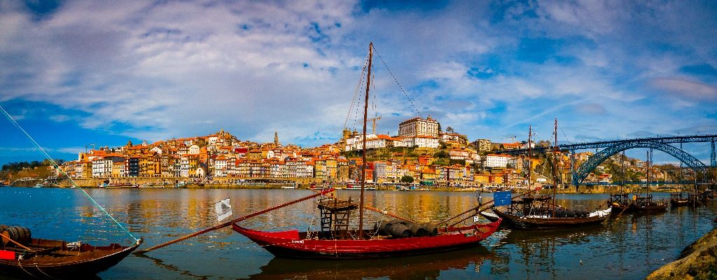 Douro,Rover,With,Wine,Boats,In,The,Tourist,City,Of