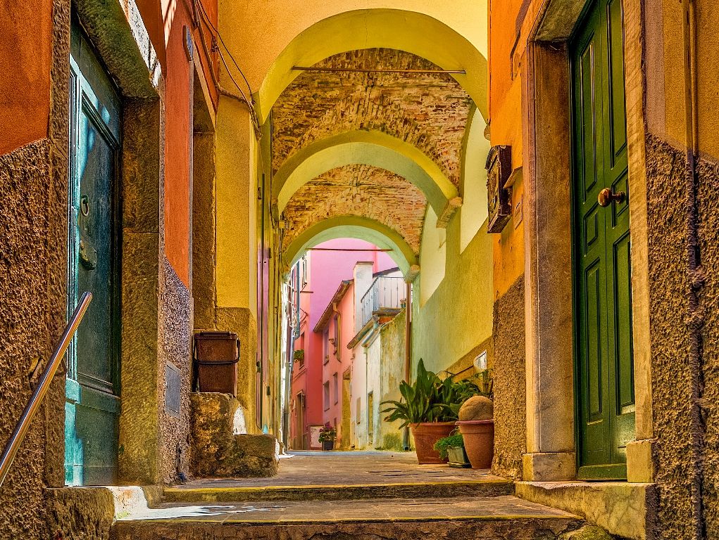 Colorful,Houses,In,The,Street,Of,Riomaggiore,,Sea,Village,Of
