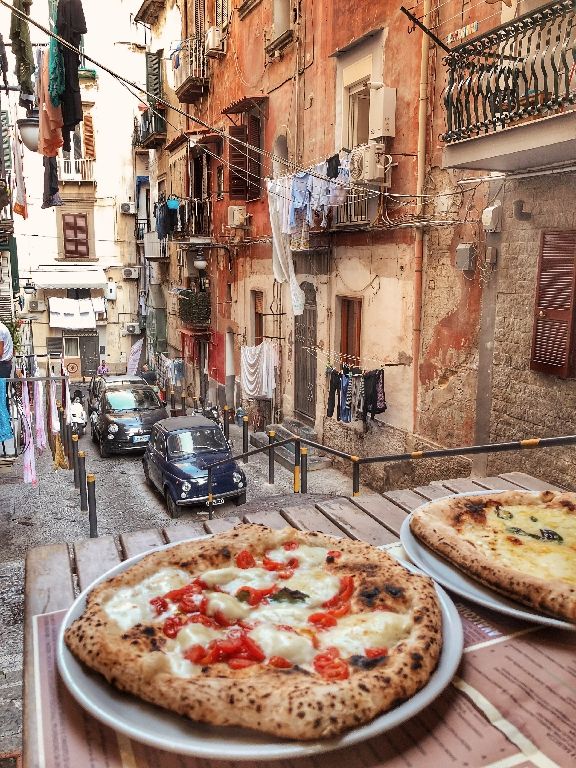 Small,Authentic,Neapolitan,Street,And,Pizza,In,Italian,Trattoria