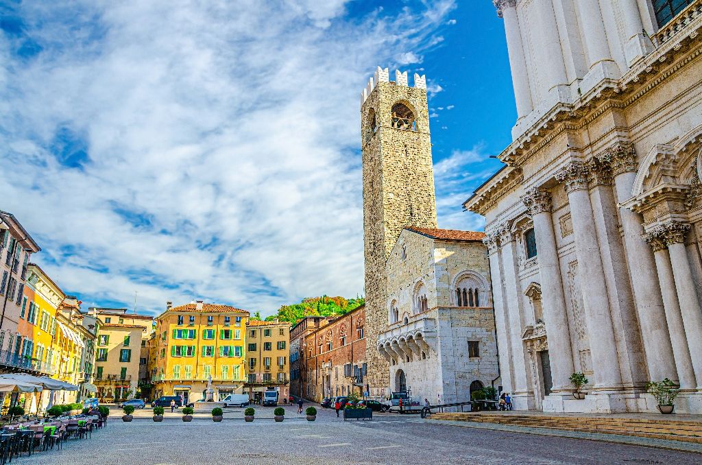 Palazzo,Del,Broletto,Palace,,Cathedral,Of,Santa,Maria,Assunta,,Duomo