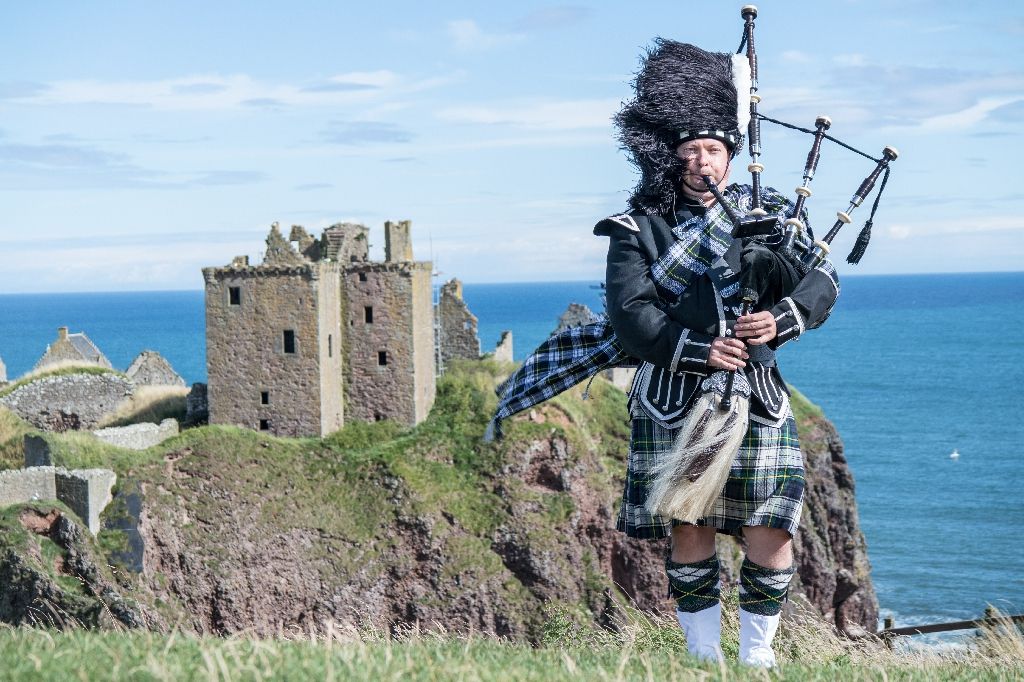 Traditional,Scottish,Bagpiper,In,Full,Dress,Code,At,Dunnottar,Castle