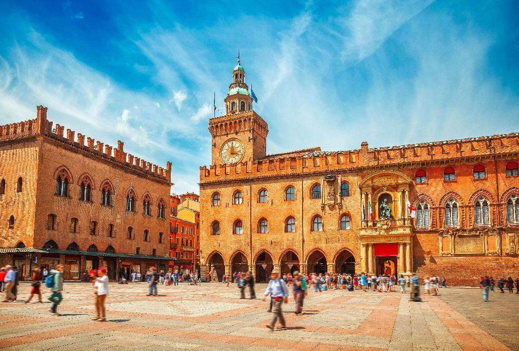 Italy,Piazza,Maggiore,In,Bologna,Old,Town,Tower,Of,Hall