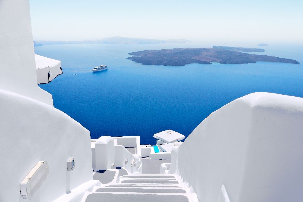 White,Wash,Staircases,On,Santorini,Island,,Greece.,The,View,Toward