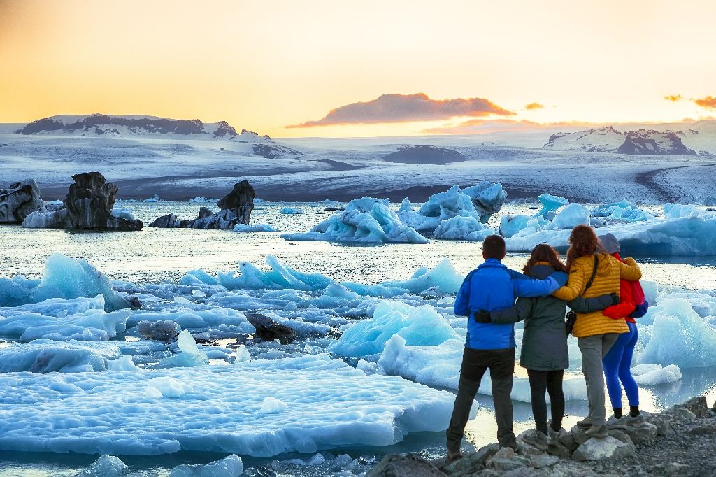 Group,Of,Tourist,Looking,Beautifull,Landscape,With,Floating,Icebergs,In