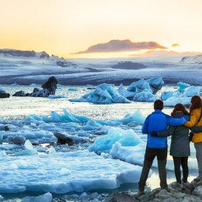 Group,Of,Tourist,Looking,Beautifull,Landscape,With,Floating,Icebergs,In