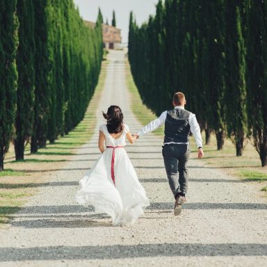 Happy,Stylish,Smiling,Couple,Walking,In,Tuscany,,Italy,On,Their