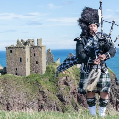Traditional,Scottish,Bagpiper,In,Full,Dress,Code,At,Dunnottar,Castle